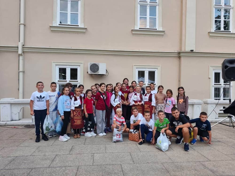 Djeca u nošnjama ispred zgrade u Vrnjačkoj Banji