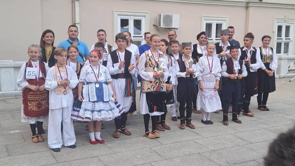 Izbor za Mis i Mistera manifestacije, djeca u narodnim nošnjama sa medaljama