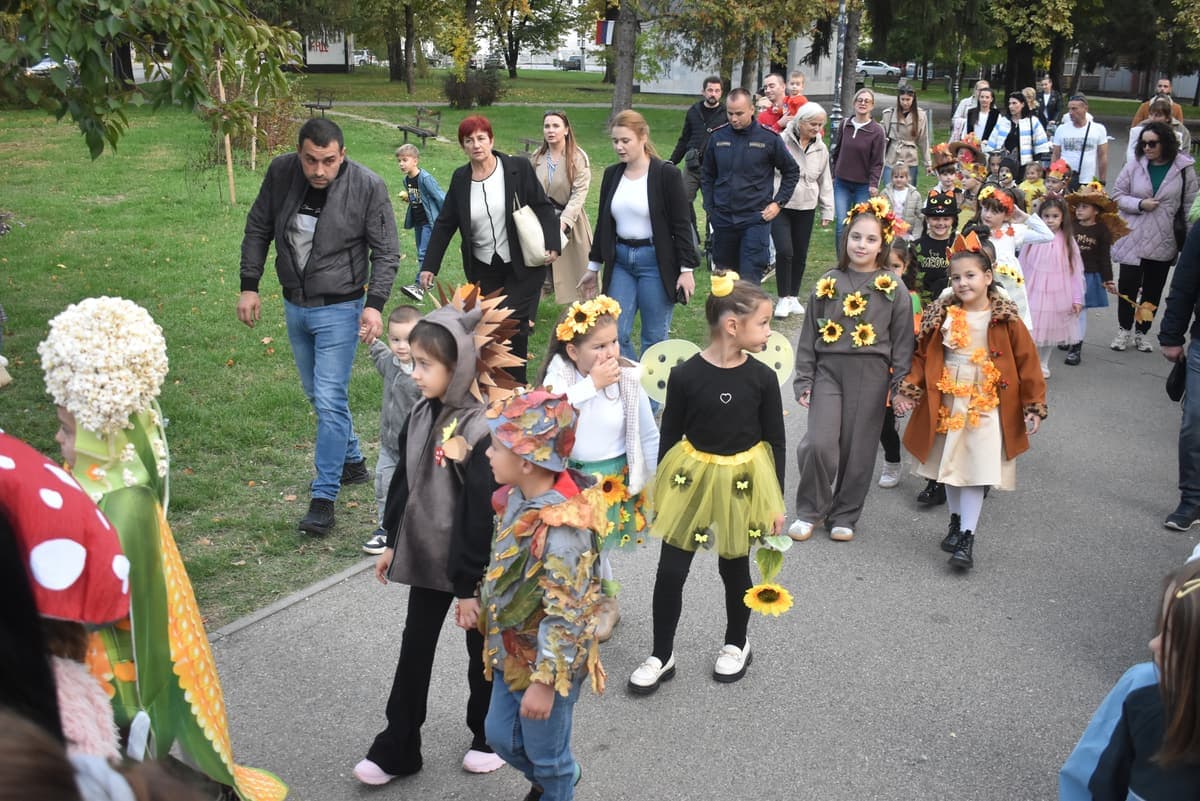 Povorka djece u jesenjim kostimima kroz park