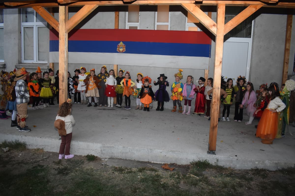 Djeca u kostimima ispred bine u dvorištu Udruženja