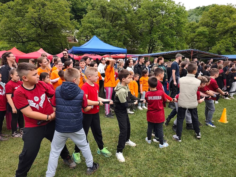 Djeca učestvuju u sportskoj igri na Festivalu porodice