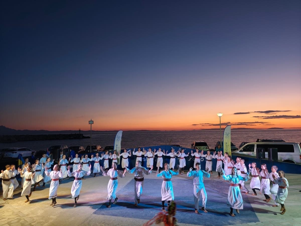 Nastup folklornih ansambala na festivalu „Smaragdno ostrvo“ na Tasosu u sumrak