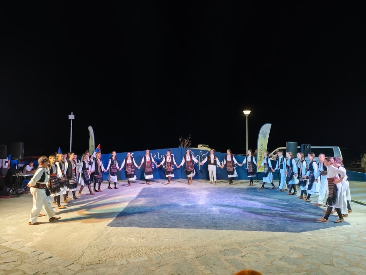 Večernji nastup Udruženja u narodnim nošnjama na festivalskoj bini
