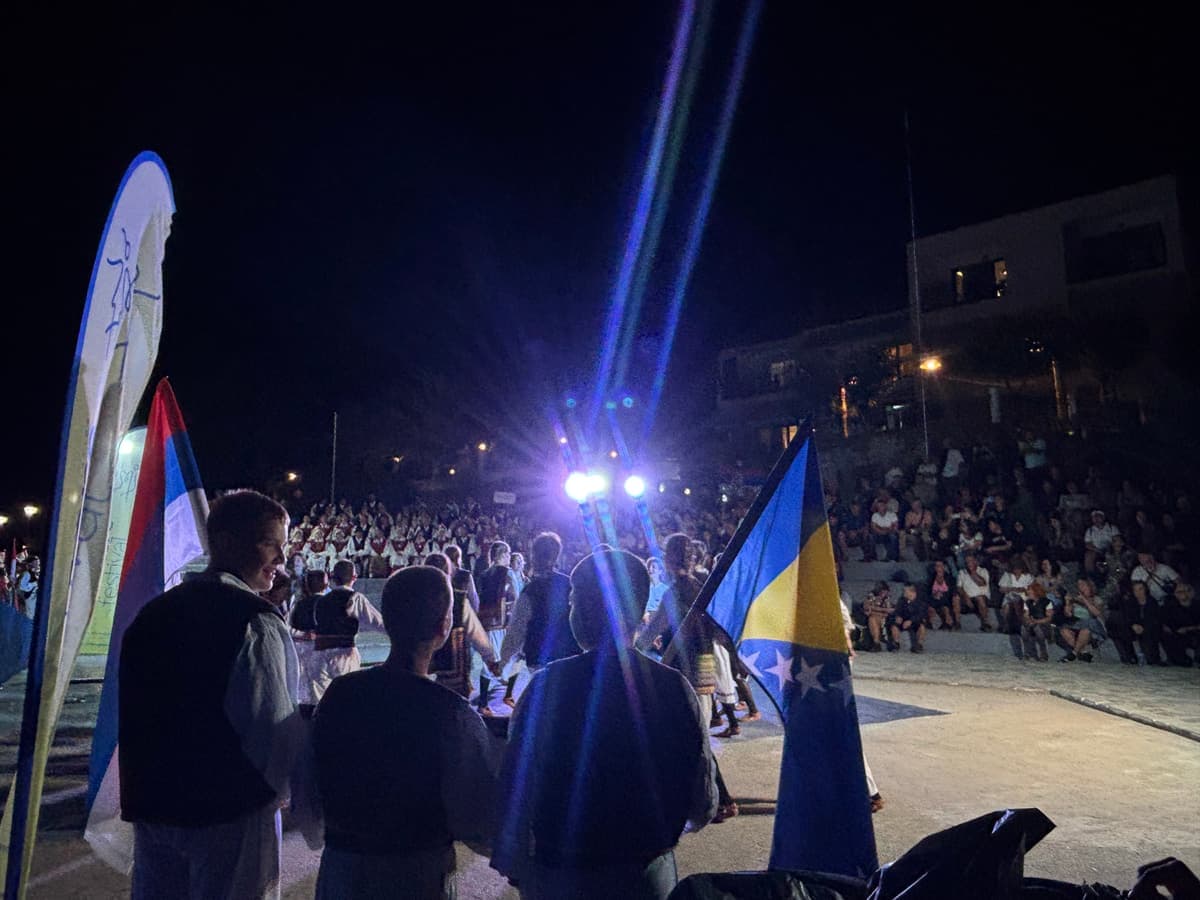 Pogled sa bine na publiku u prepunom amfiteatru tokom večernjeg koncerta