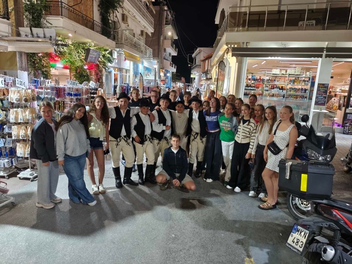 Članovi Udruženja, dio njih u narodnim nošnjama, u večernjoj šetnji na Tasosu