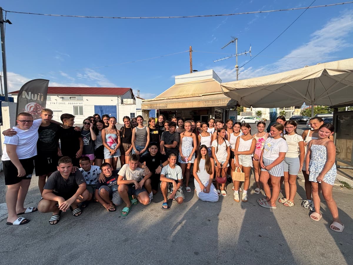 Grupna fotografija članova Udruženja u jednom od sela na Tasosu