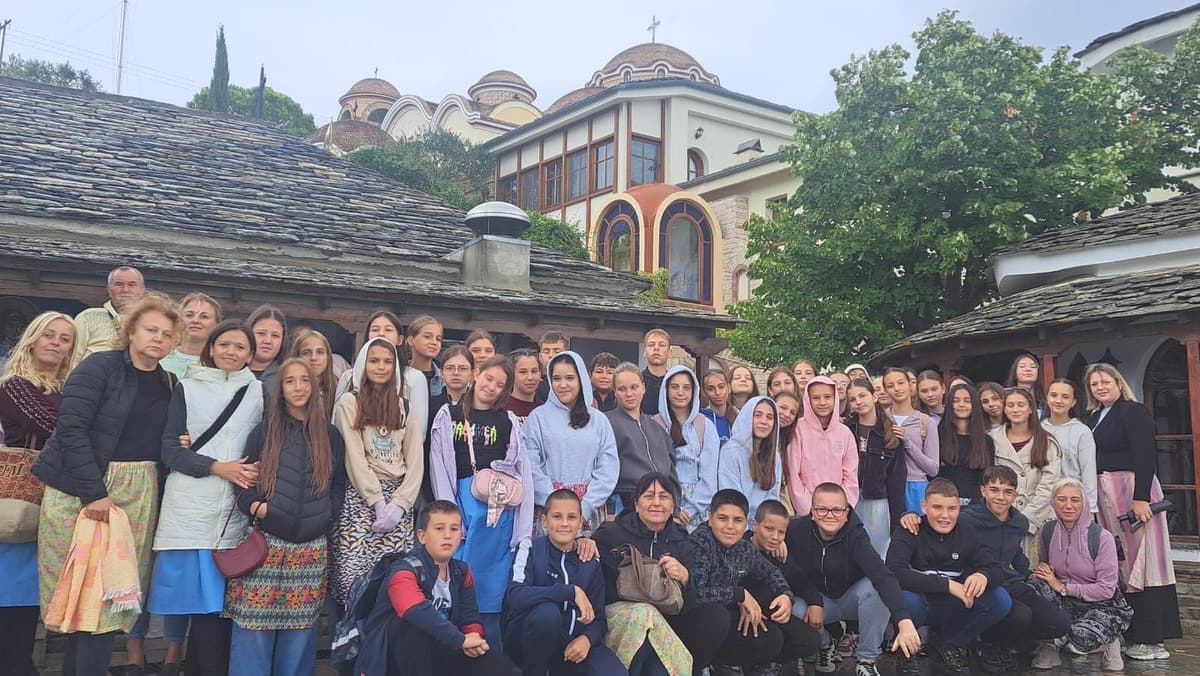 Članovi Udruženja ispred Manastira Svetog Arhangela Mihaila na Tasosu