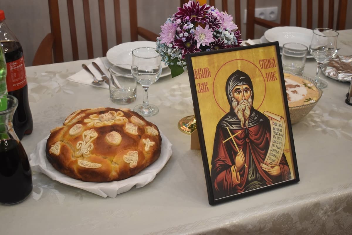 Ikona Svetog Kirijaka Otšelnika i slavski kolač na stolu