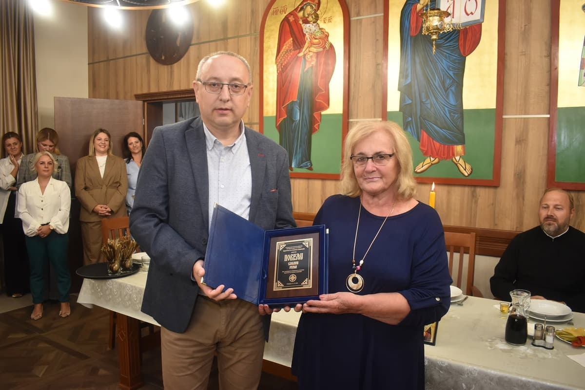 Uručenje povelje članovima porodice na slavi Udruženja