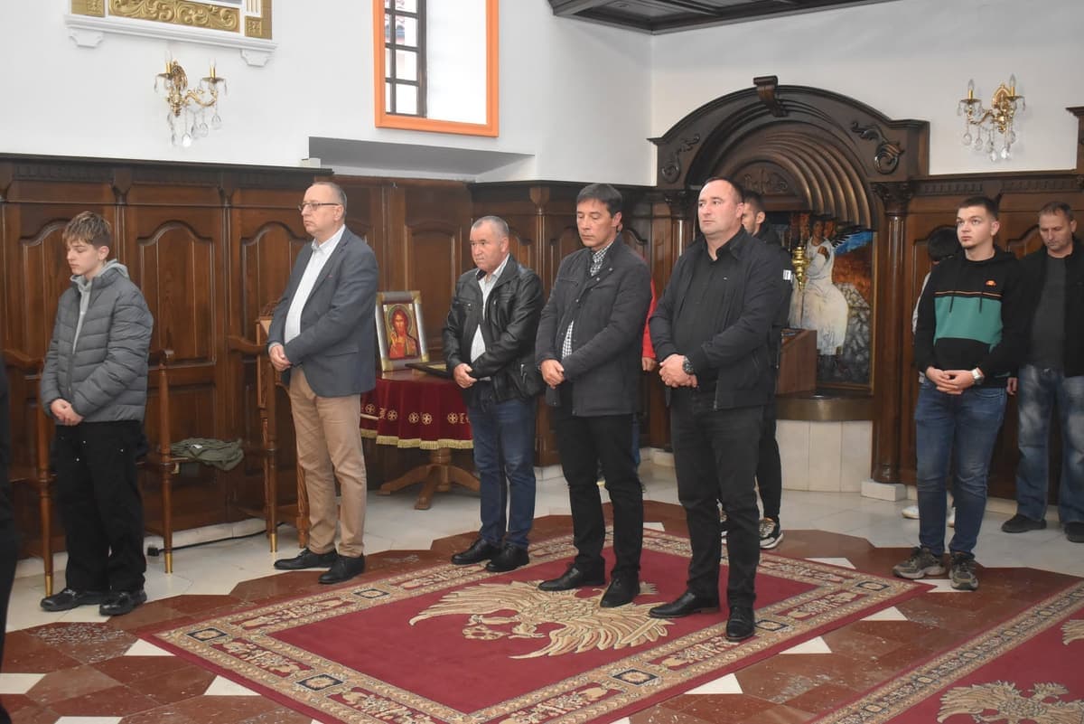 Članovi Udruženja u crkvi uoči krsne slave
