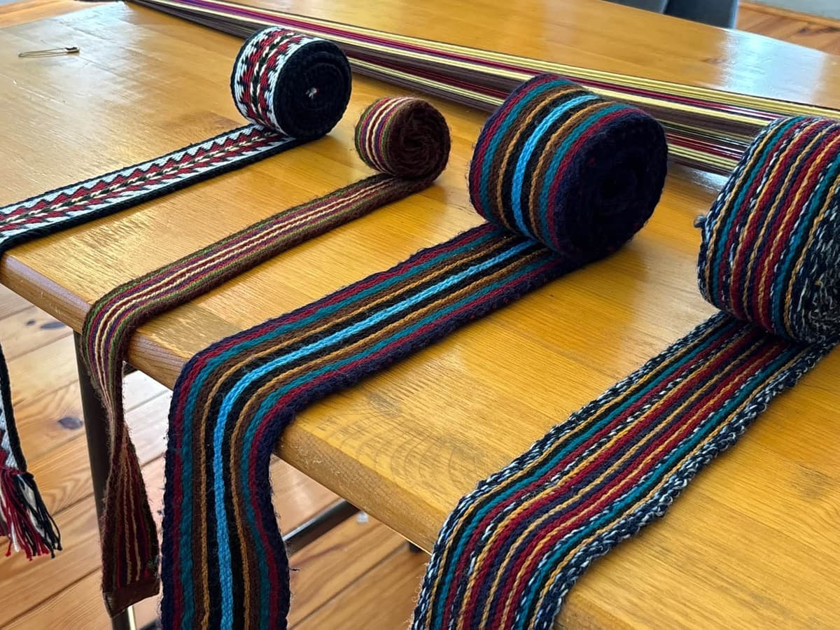 Otkani tradicionalni pojasevi u više boja na stolu