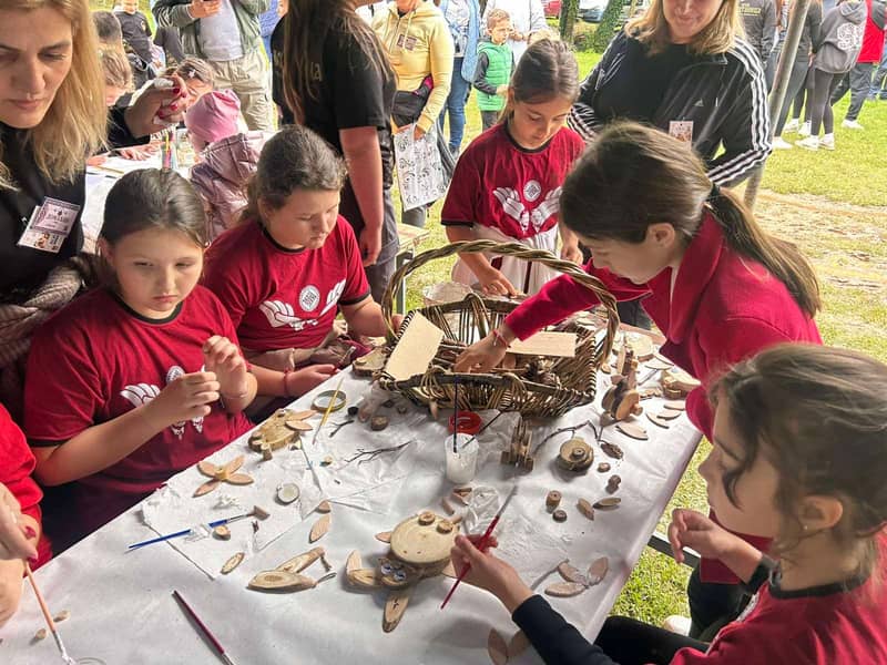 Djeca na radionici na Festivalu porodice kod manastira Moštanica