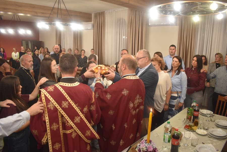 Lomljenje slavskog kolača na krsnoj slavi Udruženja