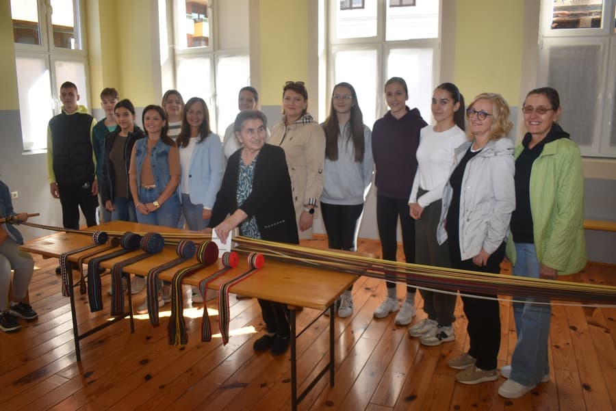 Stoja Zrnić sa učesnicima radionice izrade tradicionalnih pojaseva