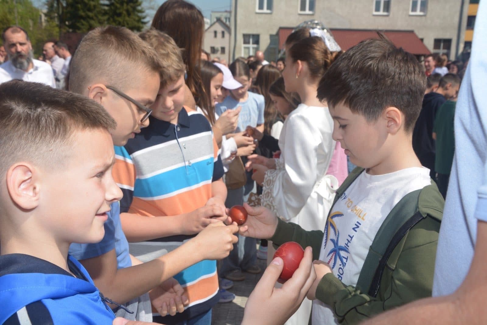 Дјеца учествују у такмичењу туцања јаја на Васкршњој Туцијади у порти Храма Свете Тројице у Приједору